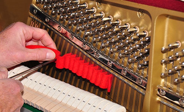 สายเปียโนเป็นสนิม ส่งผลต่อการเล่นเปียโนอย่างไร ต้องซ่อมแซมหรือไม่